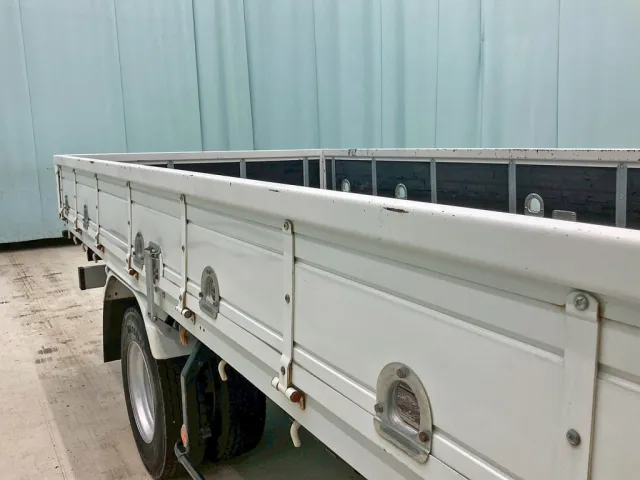 運転席側アオリ上部の所々にキズ・サビがあります。|いすゞ フォワード TKG-FRR90S2(2WD)の写真26