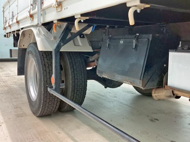 ボディー運転席側中央部に工具箱が付いています。|いすゞ フォワード TKG-FRR90S2(2WD)の写真27