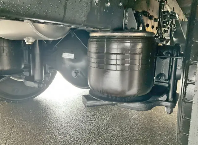 エアサスです。|三菱 ファイター 2KG-FK65F(2WD)の写真5