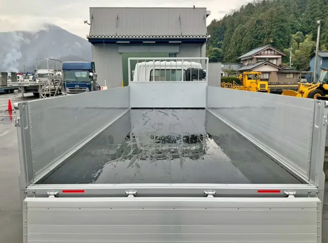 床は板張りです。|三菱 ファイター 2KG-FK65F(2WD)の写真8