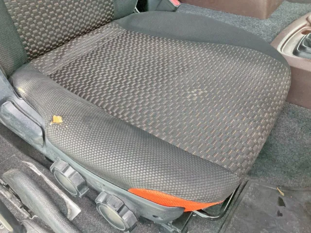 運転席座面にヘタリ・破れがあります。|日野 プロフィア 2DG-FS1AGAの写真8