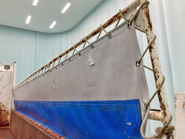 運転席側コボレーンシート後方に破れがあります。|日野 プロフィア 2DG-FS1AGAの写真10