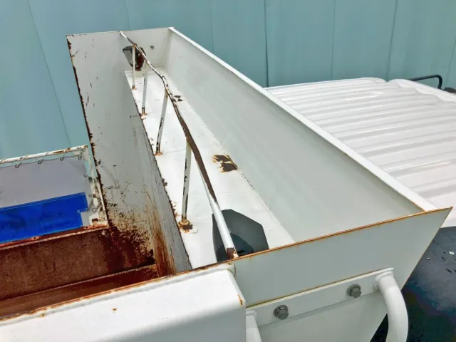 シートデッキの状態です。(ステーにサビ・曲がりがあります)|日野 プロフィア 2DG-FS1AGAの写真13