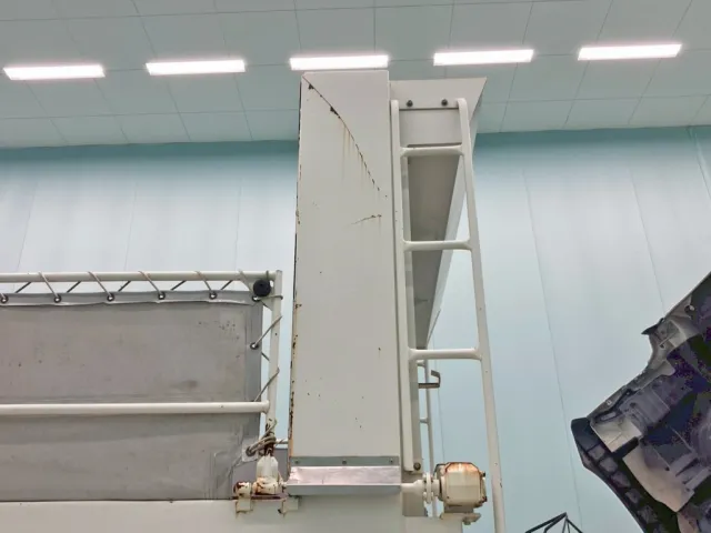 プロテクターの運転席側にキズ・サビがあります。|日野 プロフィア 2DG-FS1AGAの写真15