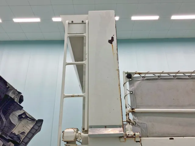 プロテクターの助手席側にキズ・サビがあります。|日野 プロフィア 2DG-FS1AGAの写真16