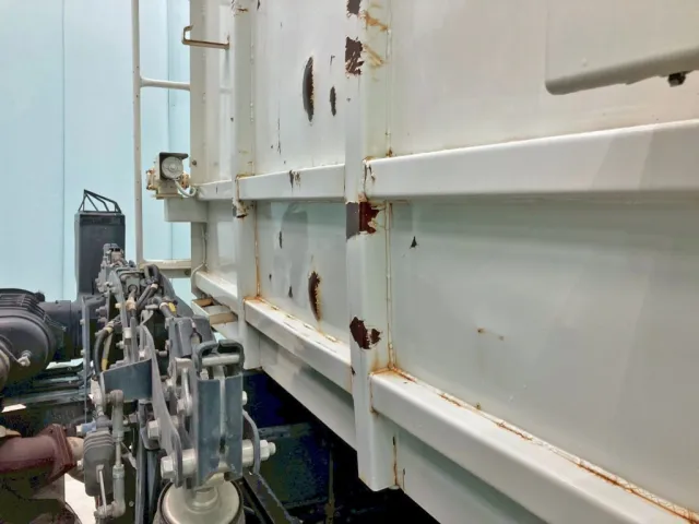 前壁中央下部の骨組みに曲がり・膨らみ 及び 周辺にサビがあります。|日野 プロフィア 2DG-FS1AGAの写真17