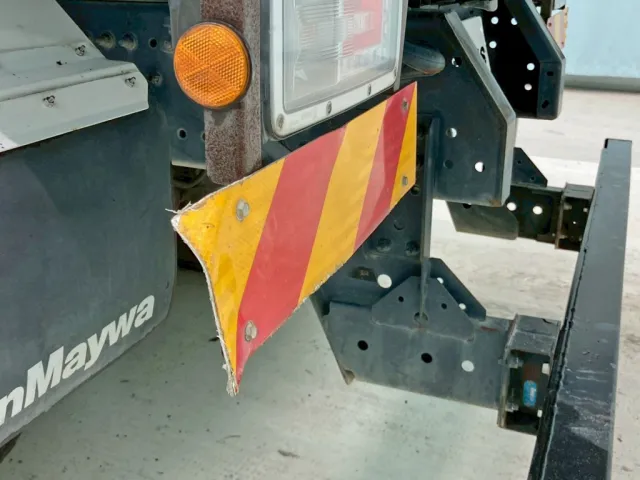 助手席側反射板に曲がりがあります。|日野 プロフィア 2DG-FS1AGAの写真26