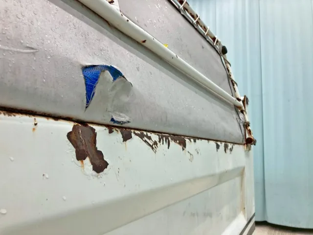 助手席側コボレーンシート後方に破れがあります。|日野 プロフィア 2DG-FS1AGAの写真30