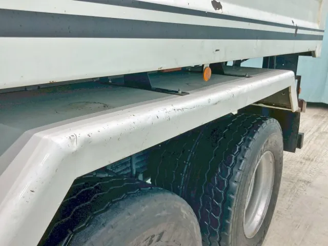 助手席側リヤフェンダー前方にキズ・ヘコミがあります。|日野 プロフィア 2DG-FS1AGAの写真32