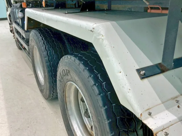 助手席側リヤフェンダー後方にキズ・ヘコミがあります。|日野 プロフィア 2DG-FS1AGAの写真33