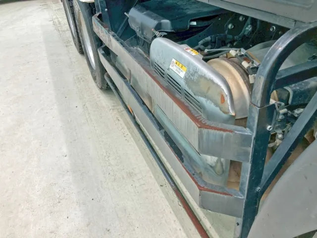 マフラーカバーに曲がりがあります。|日野 プロフィア 2DG-FS1AGAの写真36