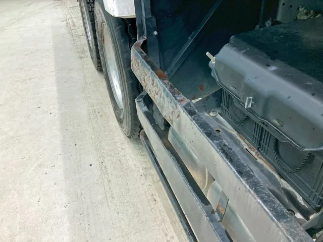 運転席側サイドバンパーに曲がりがあります。|日野 プロフィア 2DG-FS1AGAの写真37