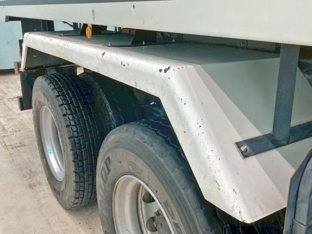 運転席側リヤフェンダー前方にキズ・ヘコミがあります。|日野 プロフィア 2DG-FS1AGAの写真38