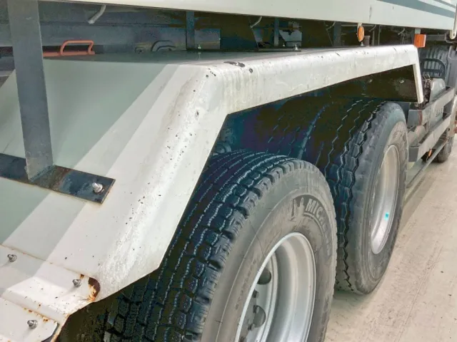 運転席側リヤフェンダー後方にキズ・ヘコミがあります。|日野 プロフィア 2DG-FS1AGAの写真39