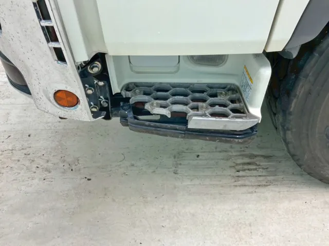 助手席側ステップ 及び 下部のステップカバーに割れがあります。|日野 プロフィア 2DG-FS1AGAの写真41