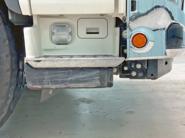 運転席側ステップカバーに引きキズがあります。|日野 プロフィア 2DG-FS1AGAの写真42