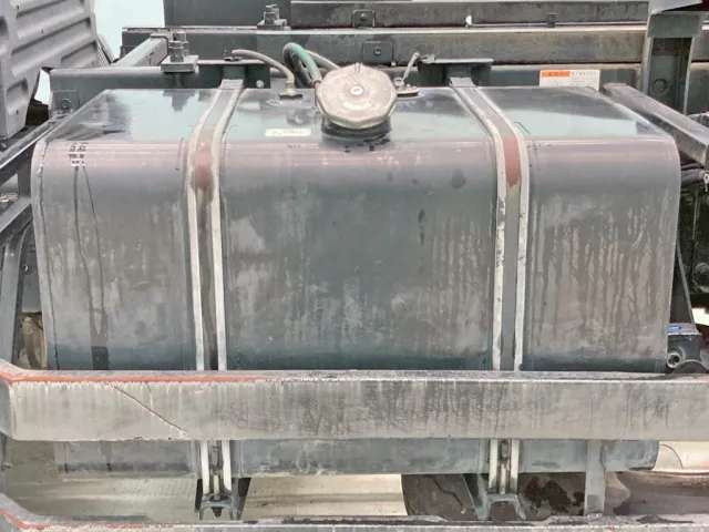 燃料タンクは300Lです。|日野 プロフィア 2DG-FS1AGAの写真46