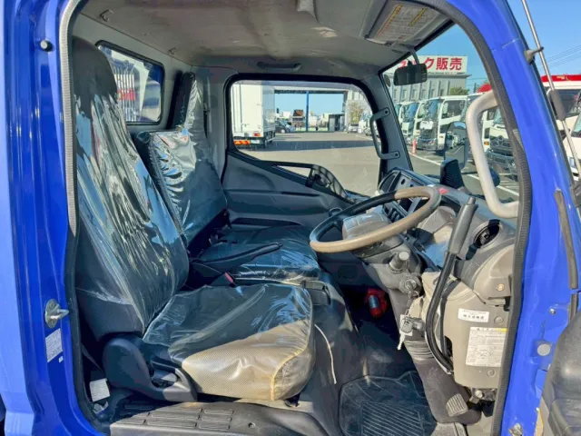乗車定員は3名です。|三菱 キャンター 2PG-FBA30(2WD)の写真7