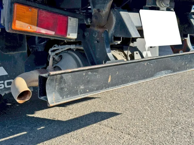 リヤバンパー助手席側にヘコミがあります。|三菱 キャンター 2PG-FBA30(2WD)の写真16