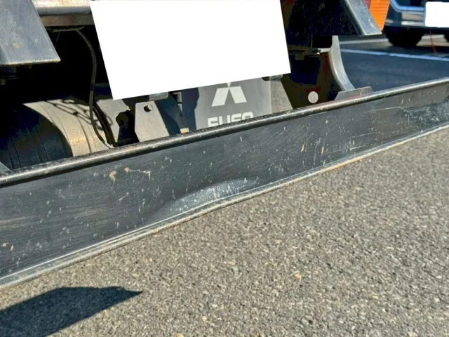 リヤバンパー中央にヘコミがあります。|三菱 キャンター 2PG-FBA30(2WD)の写真17