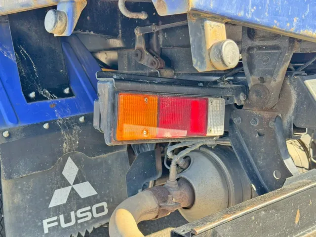 助手席側テールランプ取り付け部に、曲がりがあります。|三菱 キャンター 2PG-FBA30(2WD)の写真20