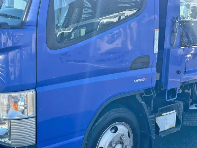 助手席ドアに小キズ・ヘコミ・シール剝がし跡があります。|三菱 キャンター 2PG-FBA30(2WD)の写真26