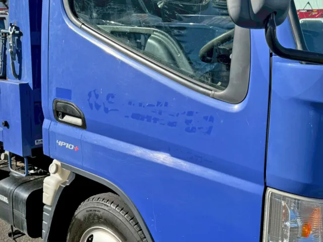 運転席ドアに小キズ・シール剝がし跡があります。|三菱 キャンター 2PG-FBA30(2WD)の写真27