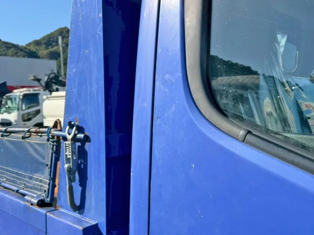 運転席ドア上部に小さなヘコミがあります。|三菱 キャンター 2PG-FBA30(2WD)の写真28