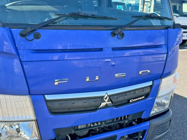 フロントパネルにシール剝がし跡があります。|三菱 キャンター 2PG-FBA30(2WD)の写真29