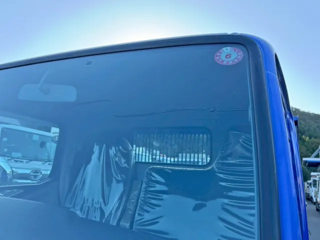 フロントガラスの助手席側上部に、割れがあります。|三菱 キャンター 2PG-FBA30(2WD)の写真30