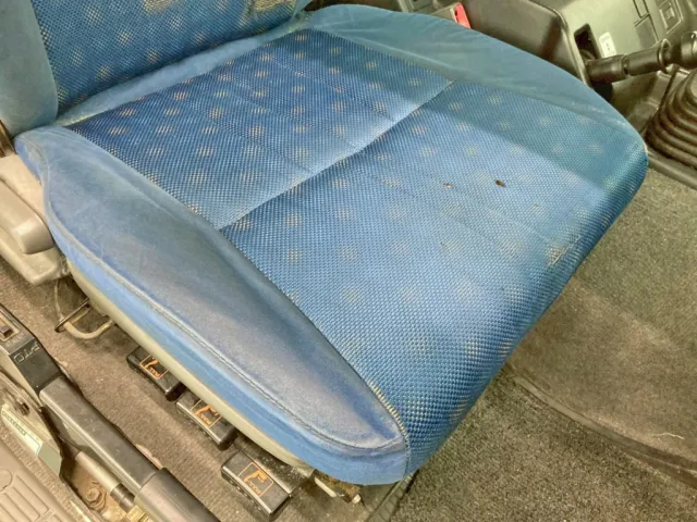 運転席座面にヘタリ・穴あきがあります。|いすゞ ギガ QKG-CXZ77ATの写真8