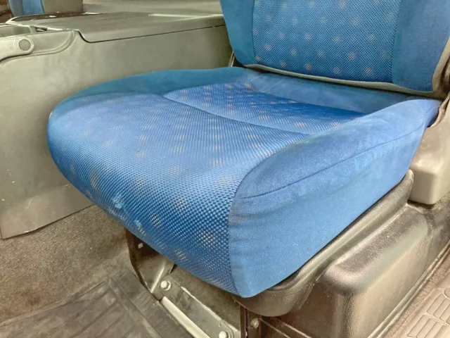 助手転席座面前方に破れがあります。|いすゞ ギガ QKG-CXZ77ATの写真9