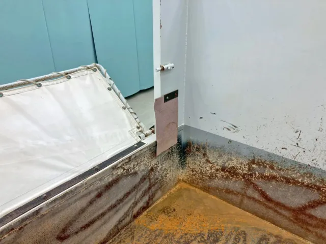 ボディー前方助手席側にコボレーンストッパーが付いています。|いすゞ ギガ QKG-CXZ77ATの写真13