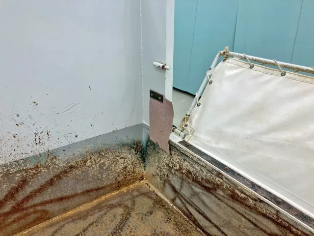 ボディー前方運転席側にコボレーンストッパーが付いています。|いすゞ ギガ QKG-CXZ77ATの写真14