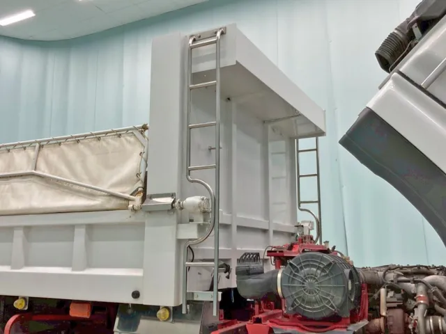 左右ハシゴはステンレス製です。|いすゞ ギガ QKG-CXZ77ATの写真16