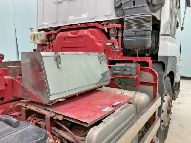 運転席側にステンレス製の工具箱が付いています。|いすゞ ギガ QKG-CXZ77ATの写真20