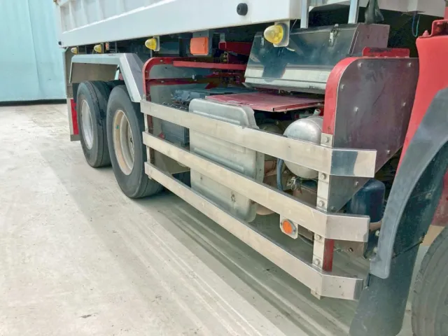 サイドバンパー 及び リヤフェンダーはステンレス製です。|いすゞ ギガ QKG-CXZ77ATの写真21