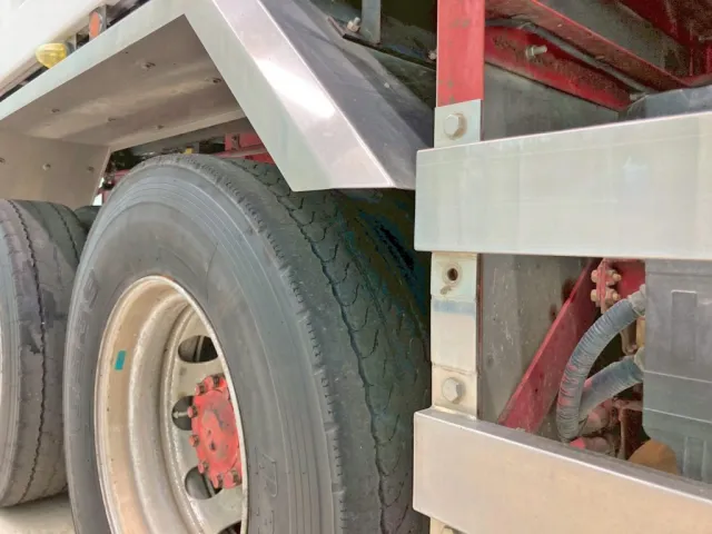 運転席側サイドバンパー止めボルトが欠品しています。|いすゞ ギガ QKG-CXZ77ATの写真22