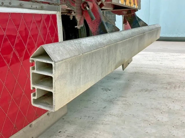 リヤバンパー上部はアングル加工されています。|いすゞ ギガ QKG-CXZ77ATの写真26