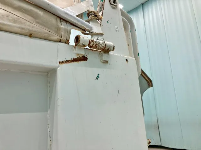 助手席側リヤ柱にキズ・サビがあります。|いすゞ ギガ QKG-CXZ77ATの写真27