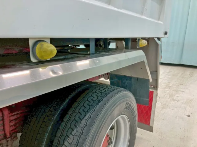 助手席側リヤフェンダーの所々にヘコミがあります。|いすゞ ギガ QKG-CXZ77ATの写真28