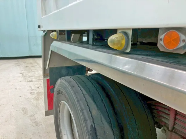 運転席側リヤフェンダーの所々にヘコミがあります。|いすゞ ギガ QKG-CXZ77ATの写真29