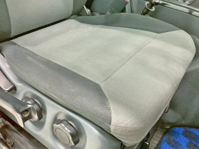 運手席座面にヘタリがあります。|三菱 スーパーグレート QKG-FV60VXの写真8