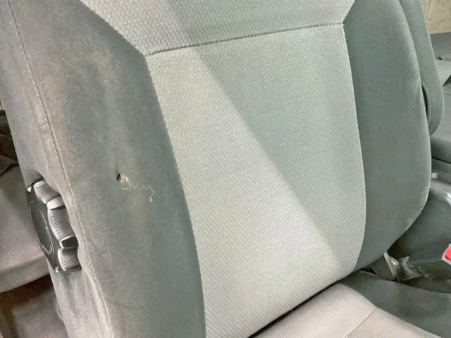 運転席背もたれに穴あきがあります。|三菱 スーパーグレート QKG-FV60VXの写真9