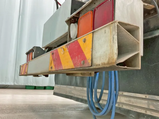 リヤバンパー運転席側カバーが欠品しています。|三菱 スーパーグレート QKG-FV60VXの写真26