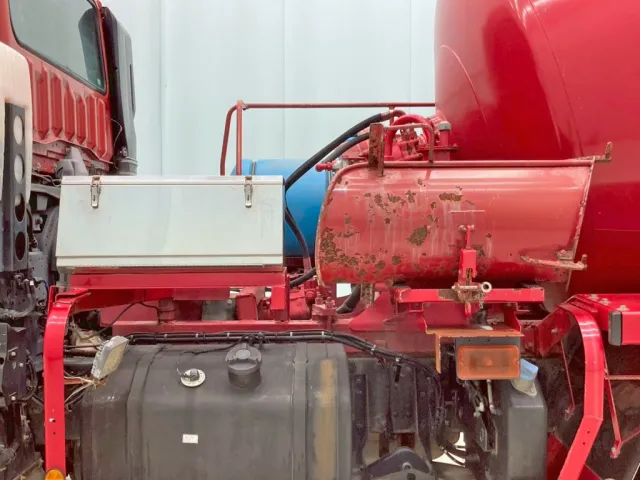 助手席側にステンレス製の工具箱 及び シューターの先頭部分を格納できます。|三菱 スーパーグレート QKG-FV60VXの写真35