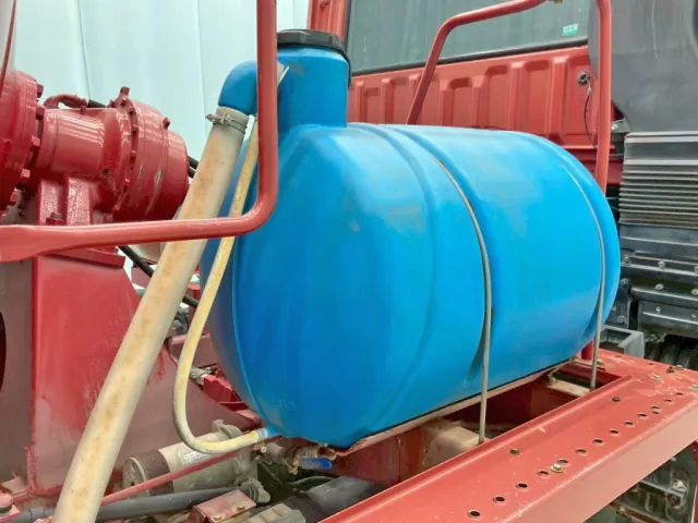 運転席側に水タンクが付いています。|三菱 スーパーグレート QKG-FV60VXの写真36