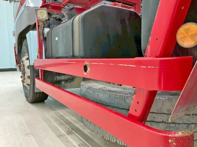 助手席側サイドバンパーに引きキズがあります。|三菱 スーパーグレート QKG-FV60VXの写真37