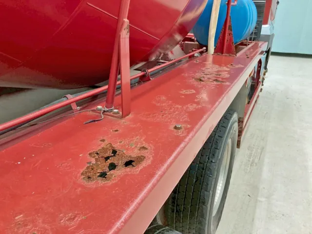 運転席側リヤフェンダーに腐食・穴あきがあります。|三菱 スーパーグレート QKG-FV60VXの写真38
