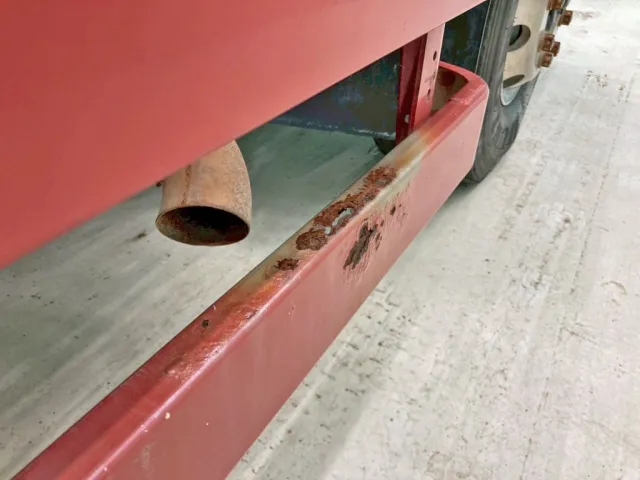 運転席側サイドバンパーに腐食・穴あきがあります。|三菱 スーパーグレート QKG-FV60VXの写真39